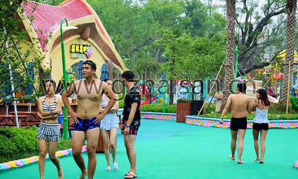 水上游乐设施纷繁多样，包括众多刺激、考验身体技巧的娱乐项目