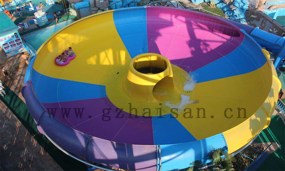 水上乐园滑梯的大喇叭滑梯